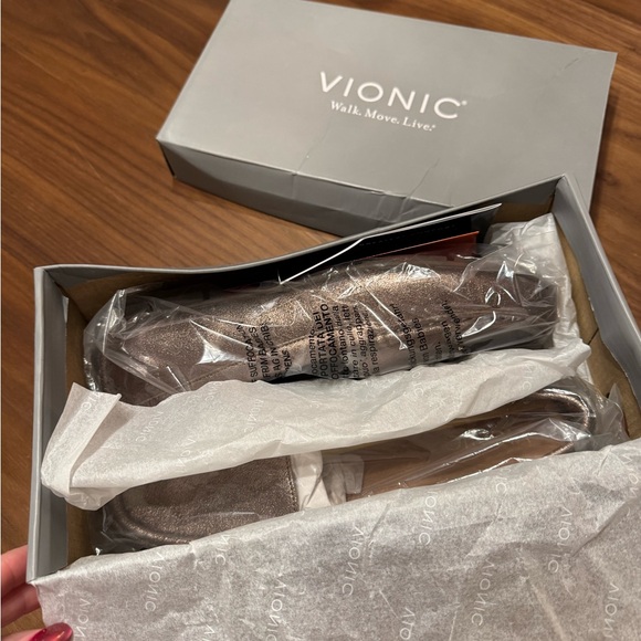 Vionic Women's Debbie Metallic Gold Loafers- 8.5, NIB - Picture 7 of 7